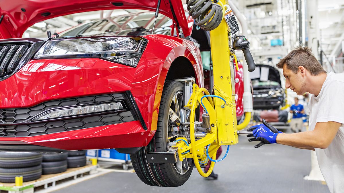 Škoda Auto dodala kvůli chybějícím čipům o 126 tisíc vozů méně
